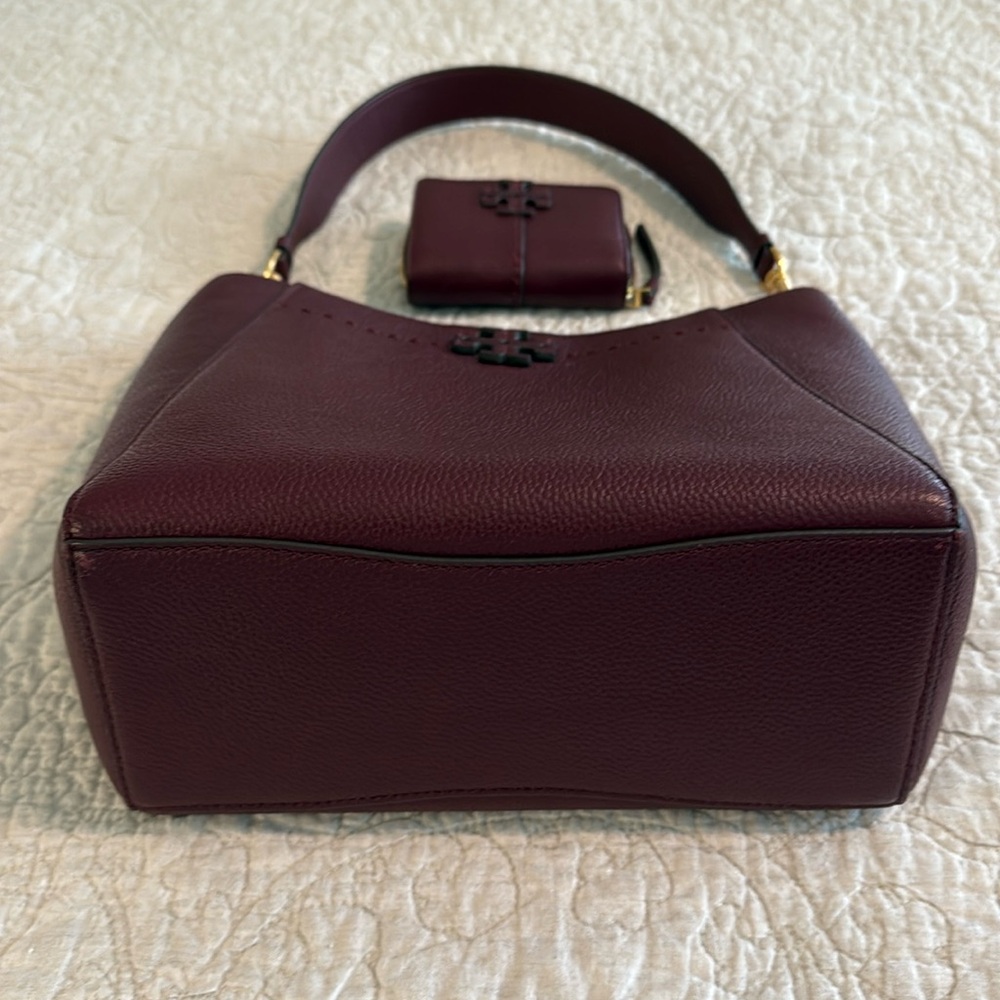 TORY BURCH McGraw Bucket Bag and matching McGraw Bi-Fold Wallet, burgundy/maroon - Picture 3 of 10